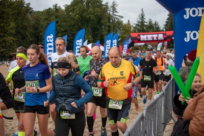 Marsz i bieg wokół Jeziora Dominickiego przyciągnął liczne grono sportowców